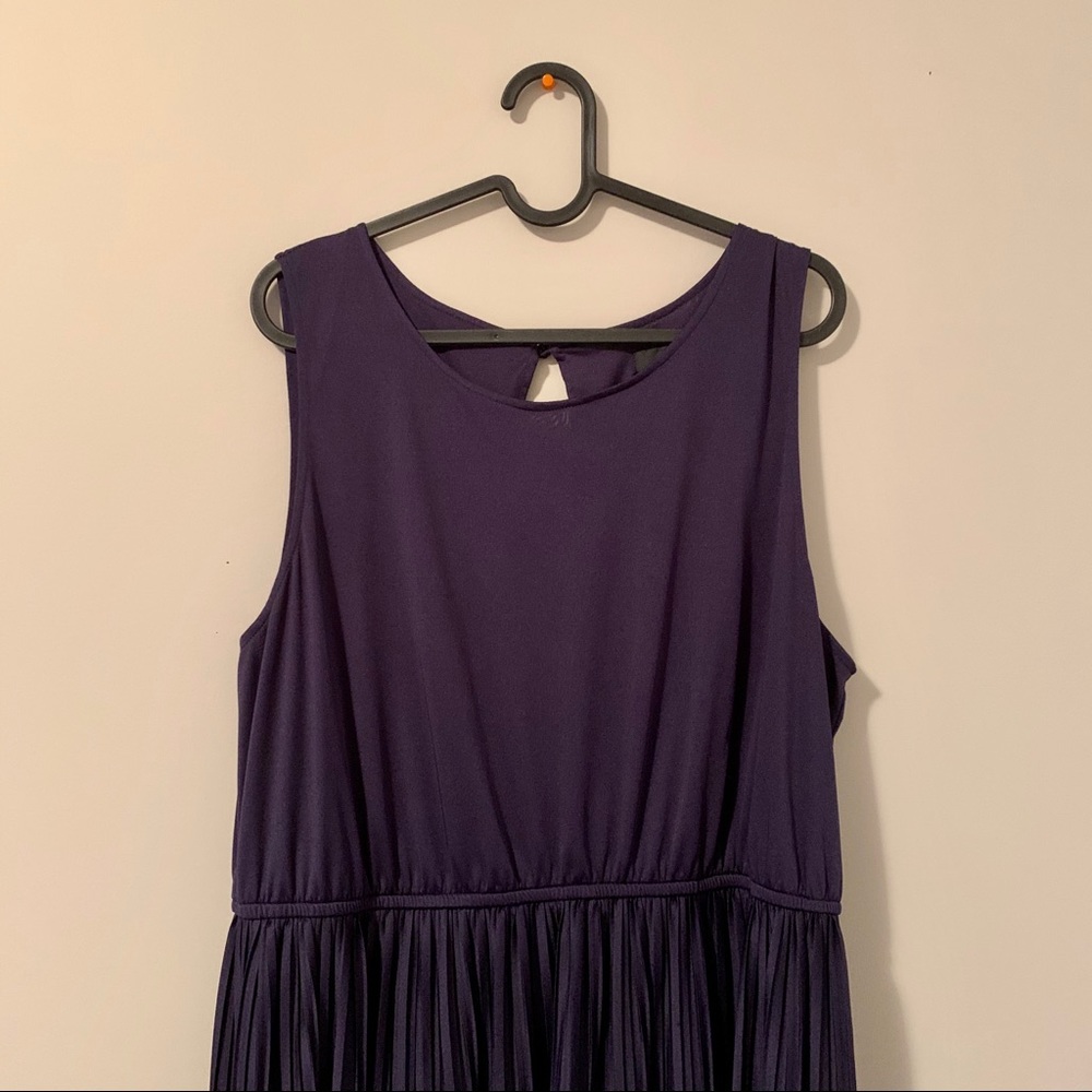 Navy maxi dress with pleated crepe skirt detail - Picture 4 of 6
